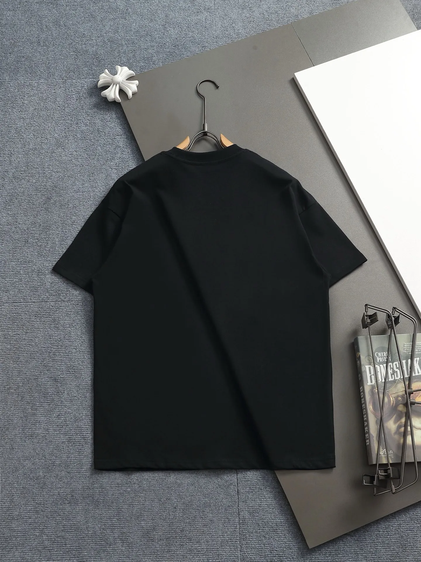 BALMAN round neck short sleeves. Simple three-dimensional letter flocking logo logo is exquisitely upgraded. The original fabric is official Same Style. Double-ply large terry fabric is dyed in the same vat. It feels very comfortable. The latest brick cabinet synchronization for spring and summer. Fashionable and personalized. Super Versatile. A good-looking short sleeve. Very suitable for both men and women. A must-have for everyone. Hang tag. Collar label. Washed wheat. Three labels are complete. Color: White Black Gray Size: XS~L